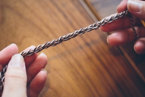 First, make sure the right side of the chain is facing you. When held horizontally, the chain should look like sideways “V’s”.