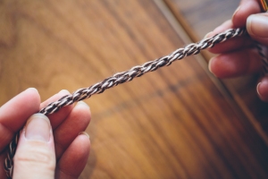 The other side, or the wrong side, of the chain has a ridge along the middle.